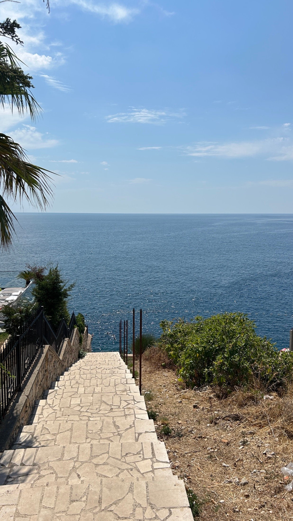 Steintreppe hinunter zum Meer bei Dobra Voda