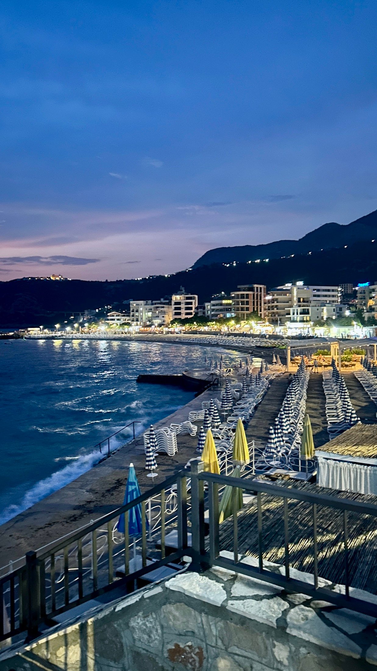 Strand von Dobra Voda bei Nacht
