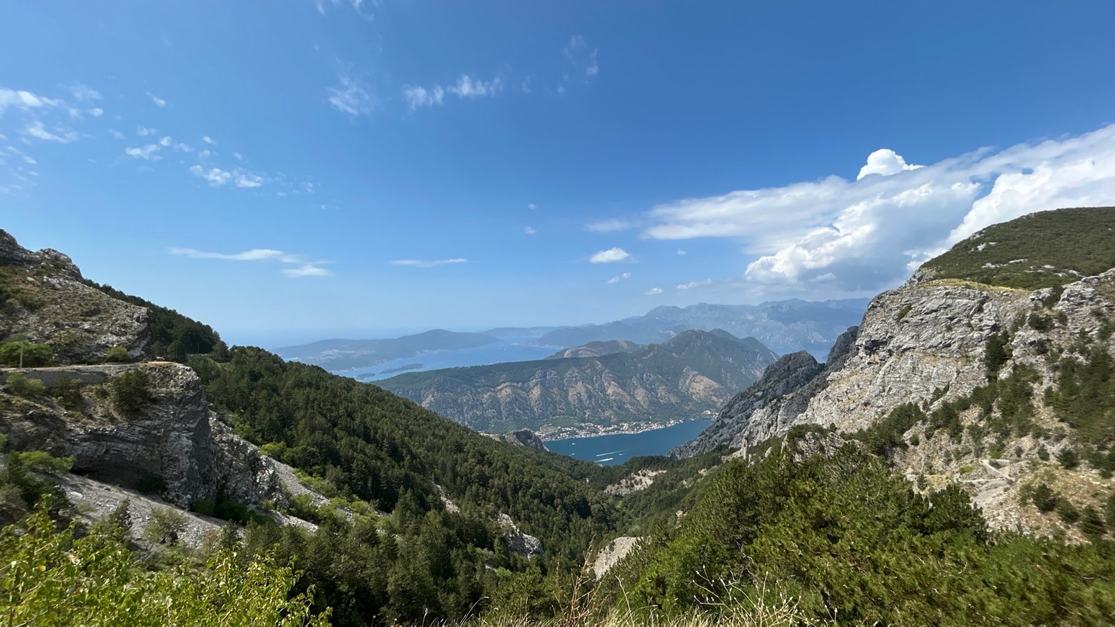 Serpentinenstraße mit Panoramablick über die Bucht von Kotor