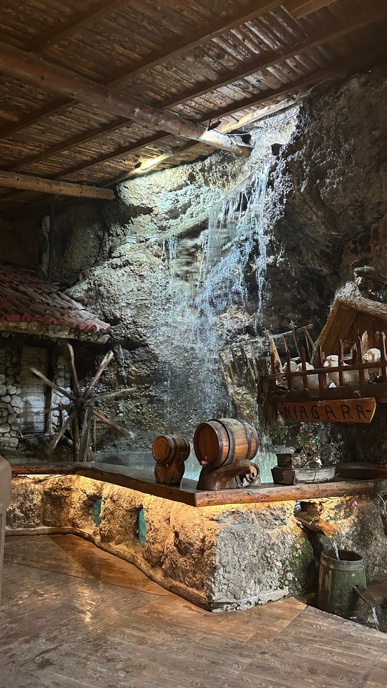 Rustikales Wasserfall-Restaurant "Niagara" im montenegrinischen Hinterland