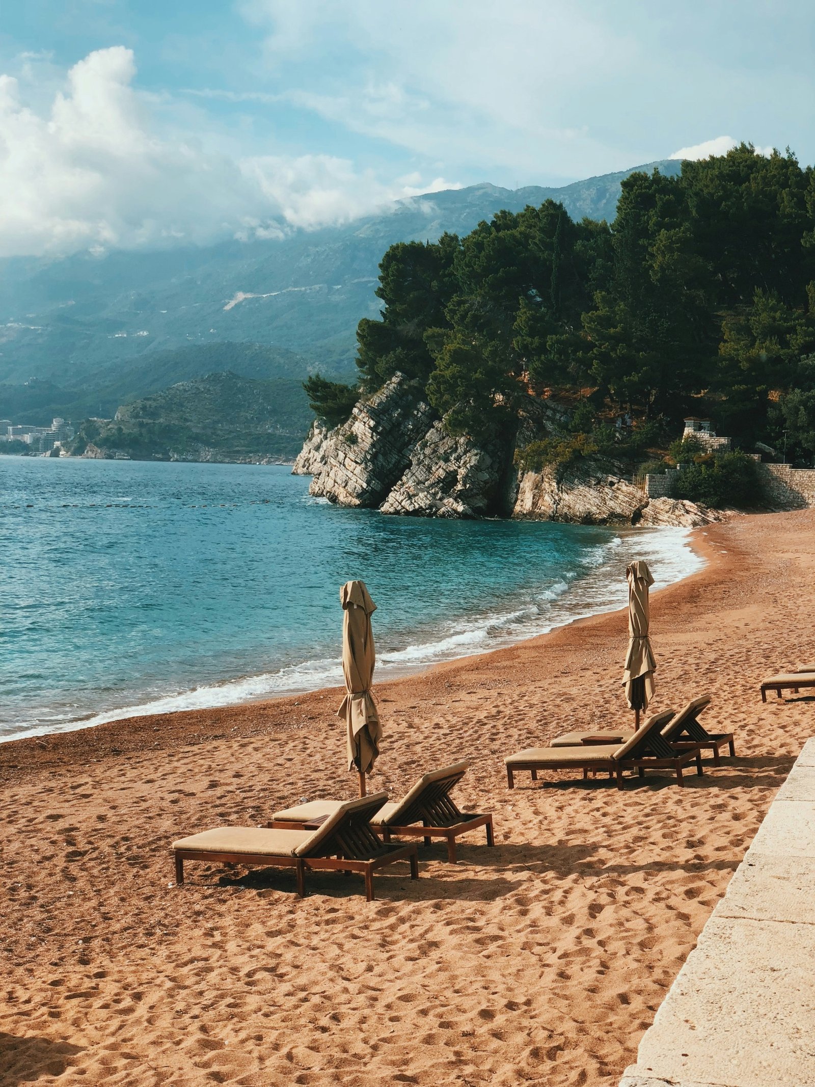 Versteckte Bucht mit Sandstrand an der montenegrinischen Adriaküste